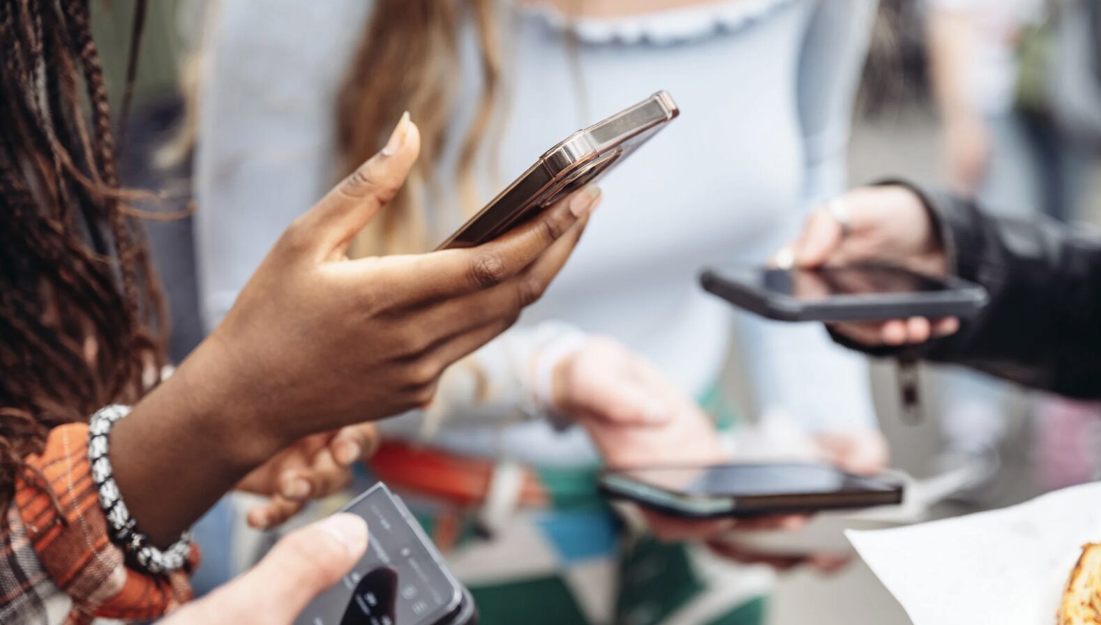 Poll shows California policy influencers want harsher social media laws than voters